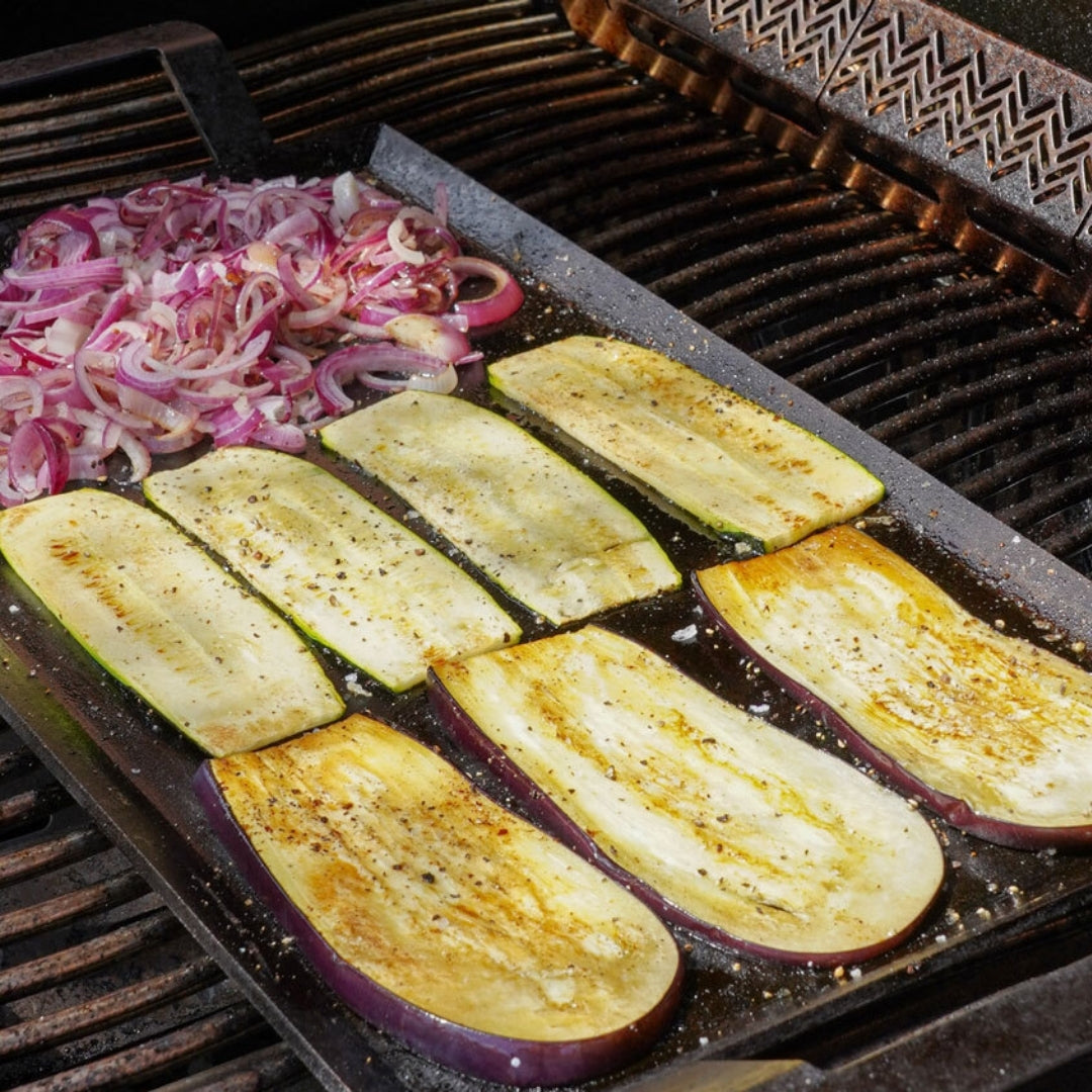 Rödlök och aubergine på stekhäll på grill