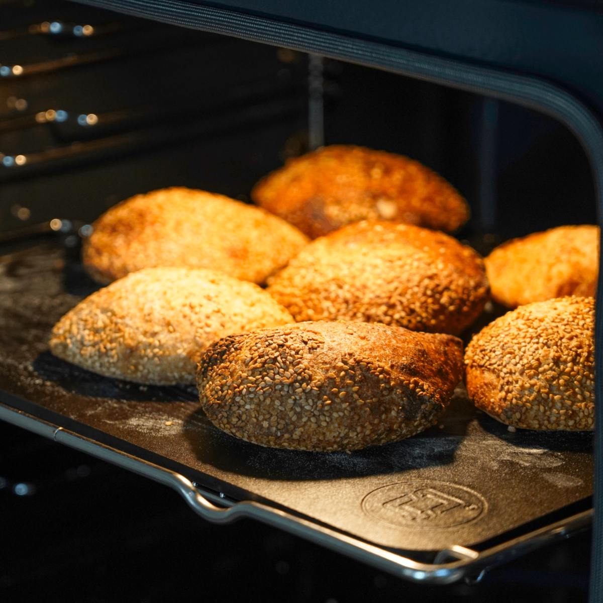 Surdegsfrallor på bakstål i ugnen