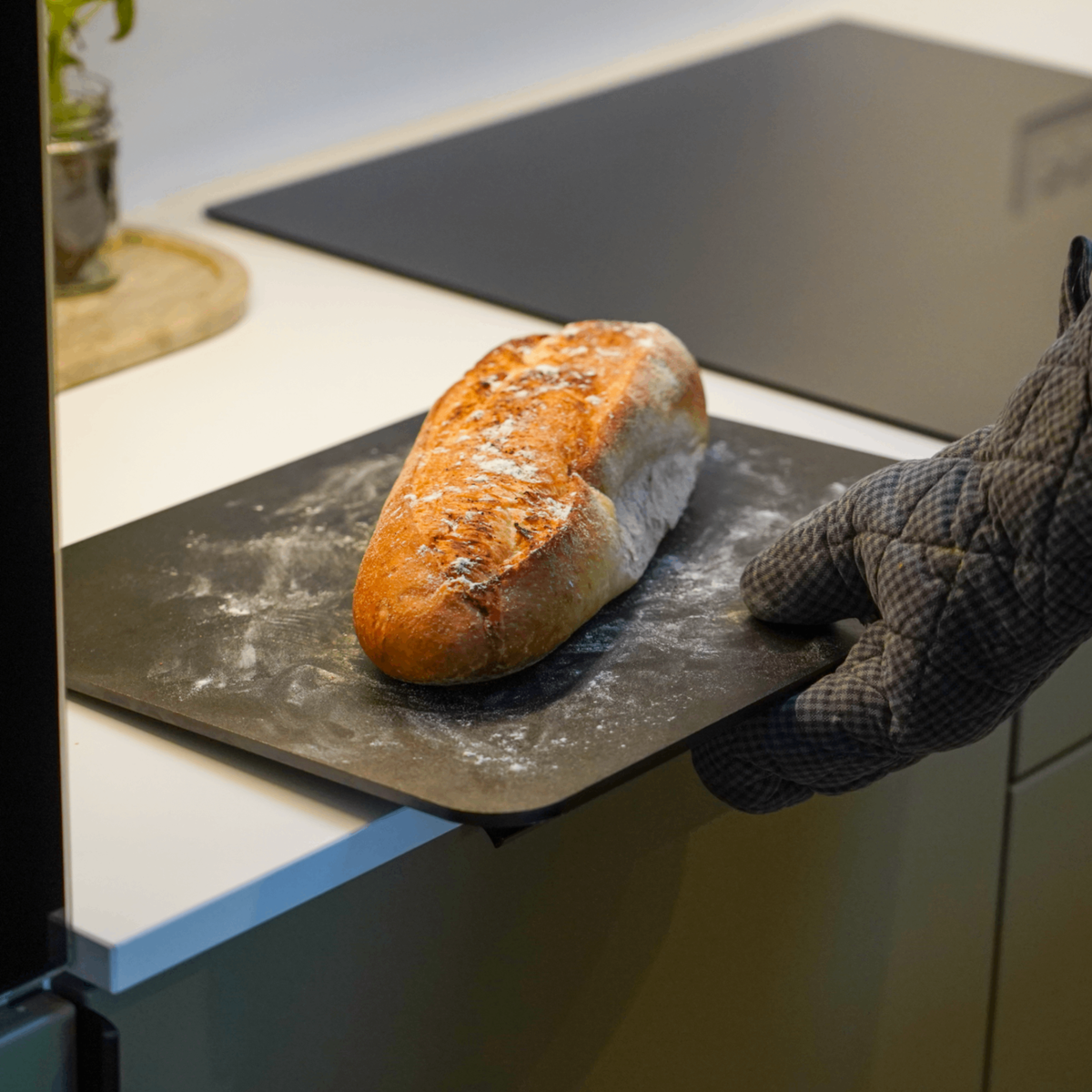 Surdegsbröd på bakstål i kök
