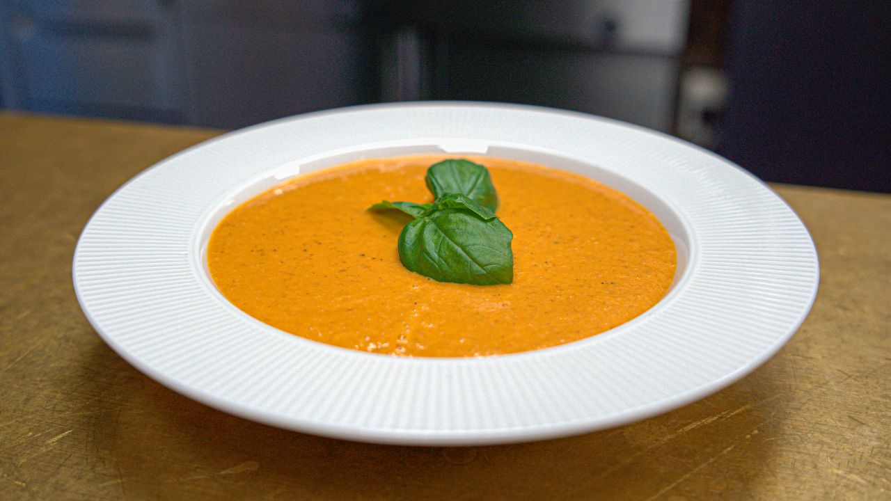 Krämig tomatsoppa med ugnsbakade grönsaker & grädde