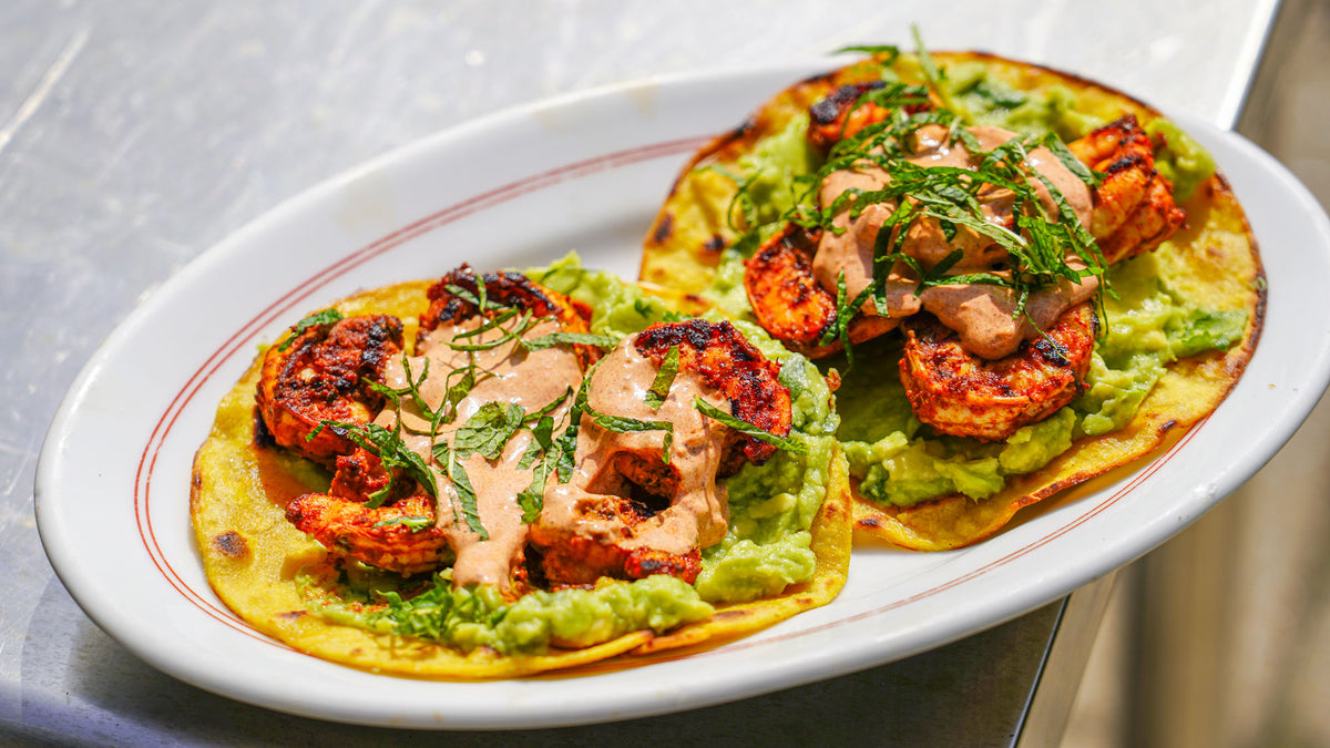 Tostadas med räkor, avokado och chipotledressing