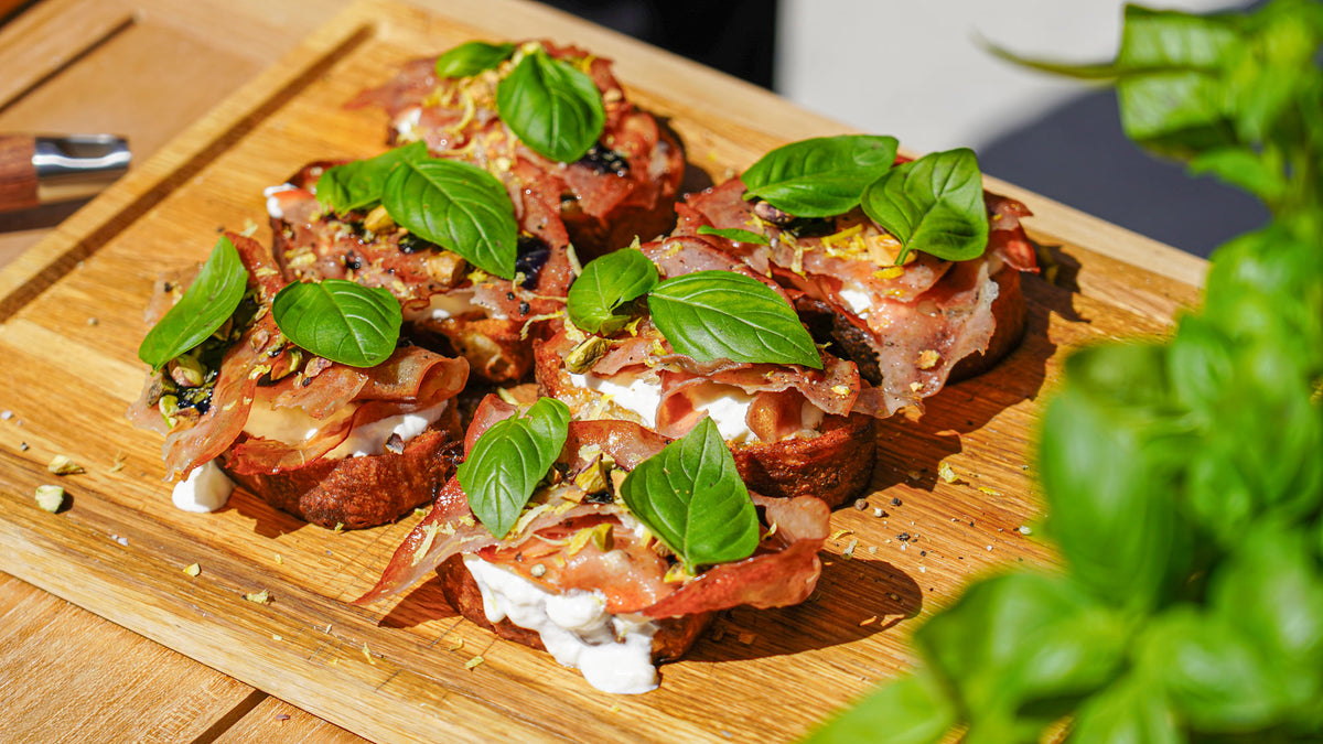 Bruschetta med stekt mortadella, pistage & burrata