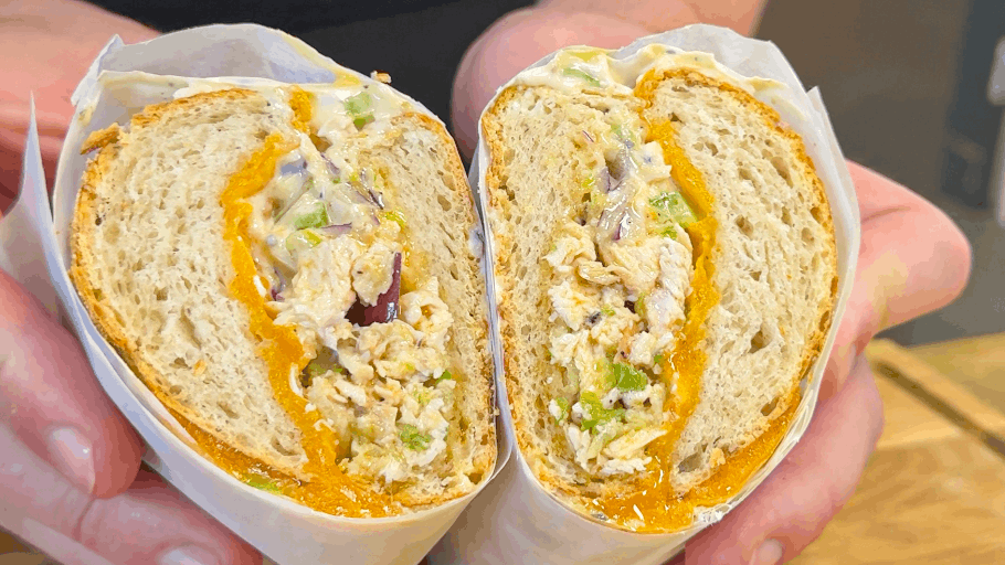 Chopped sandwich med kyckling, blåmögelost & varm smör-Tabascosås