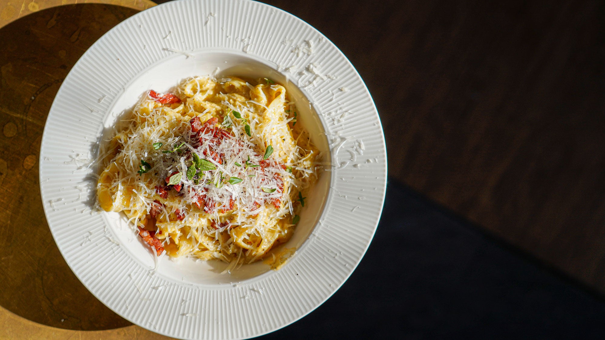 Krämig tagliatelle med mixad purjolökssås och knaperstekt bacon