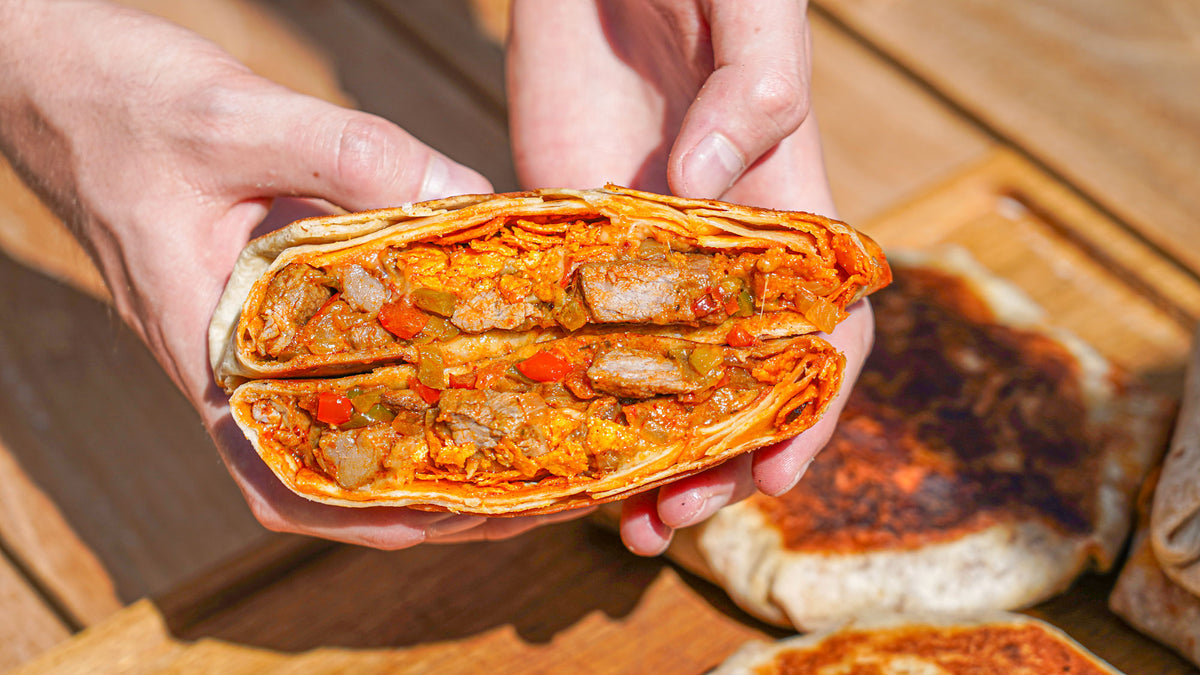 Cheese steak crunchwrap med ribeye, jalapeño-havarti och chipotlemajonnäs