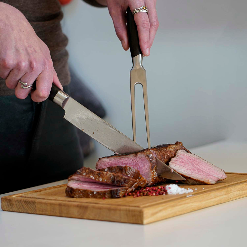 Närbild på uppskärning av kött