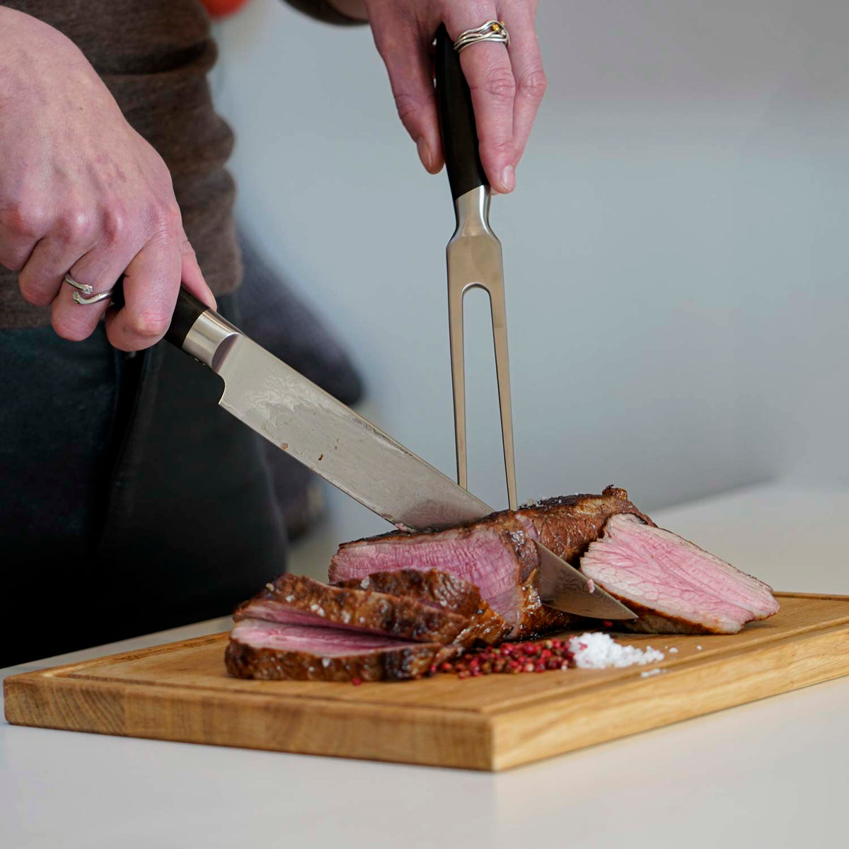 Närbild på uppskärning av kött
