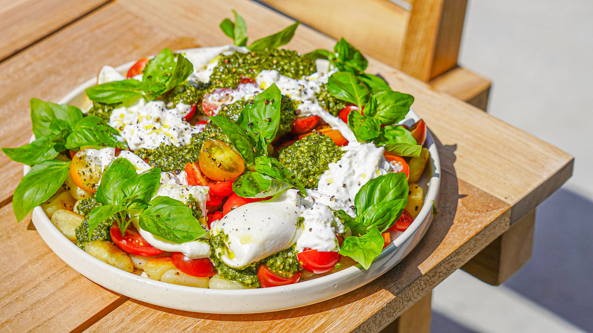 Krispig gnocchi med grön pesto, burrata och färska körsbärstomater