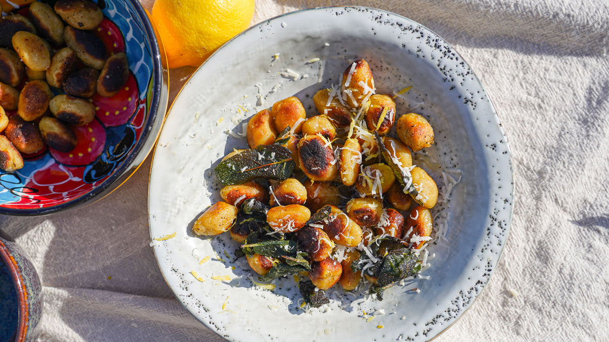 Hemgjord stekt gnocchi med brynt smör, salvia & parmesan
