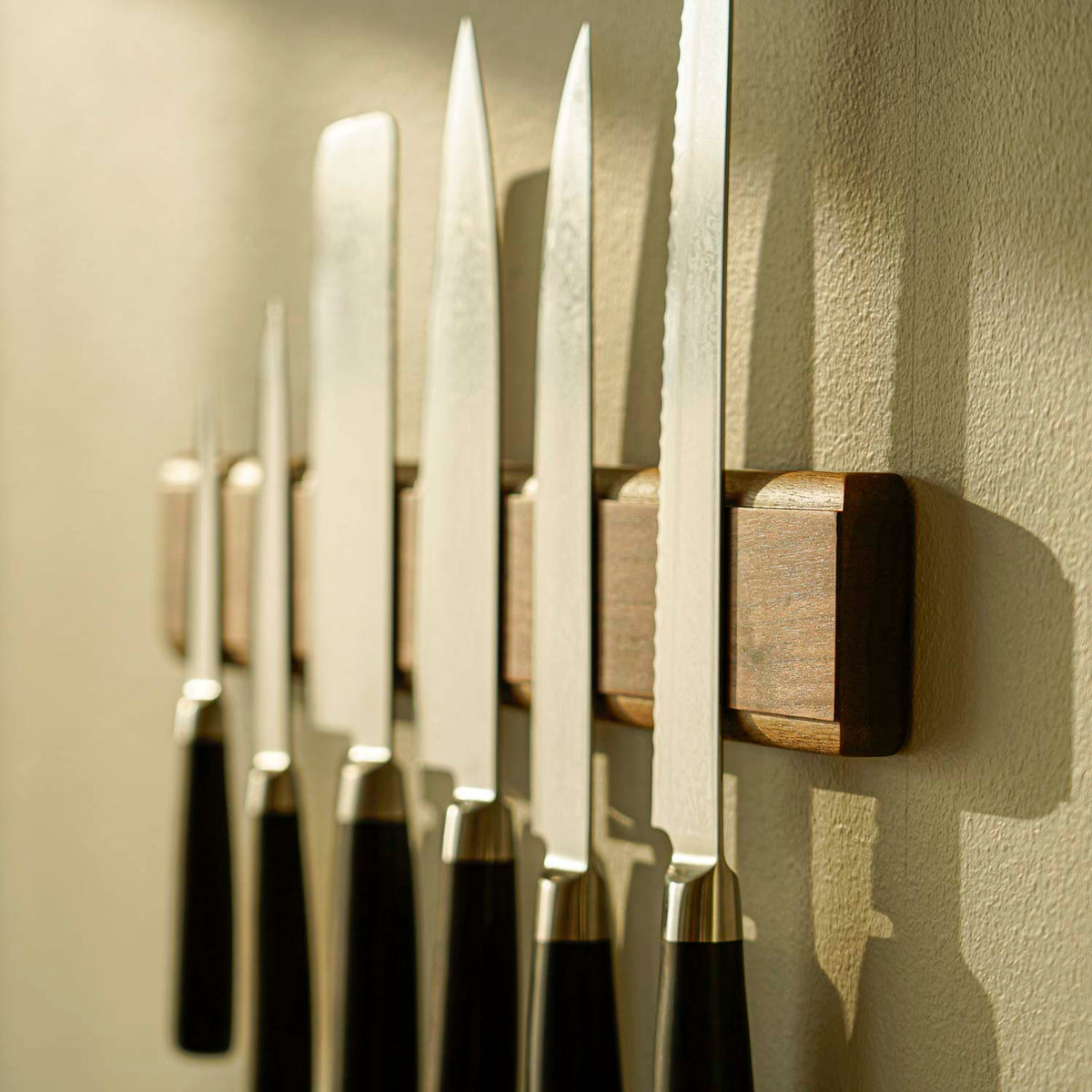 Knivmagnet för väggen med 7 knivar