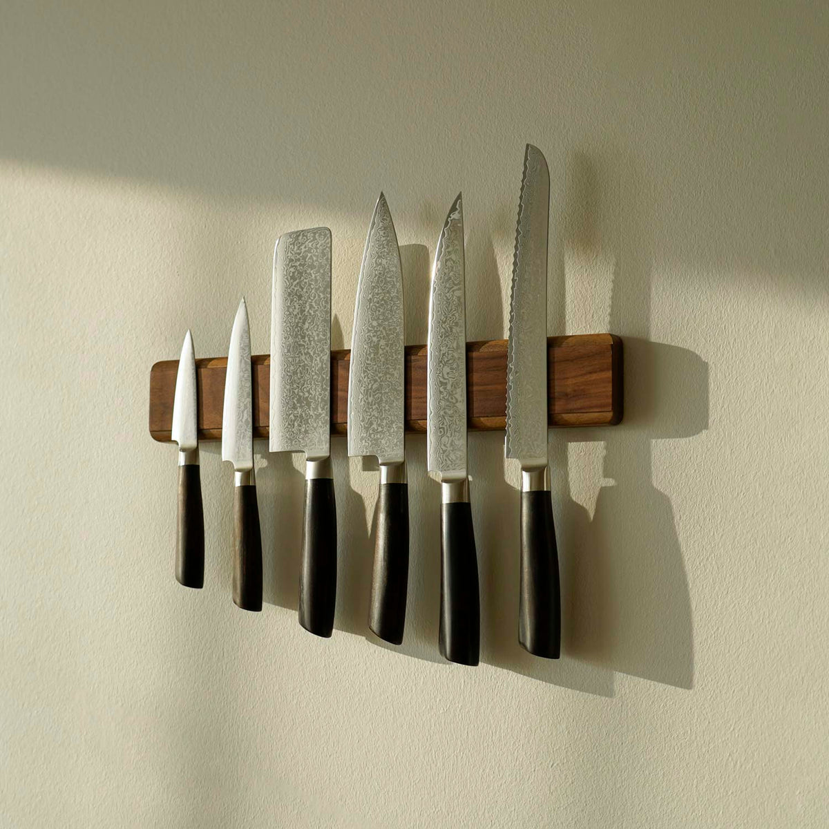 Vägghängd knivmagnet i valnöt med 7 knivar. 