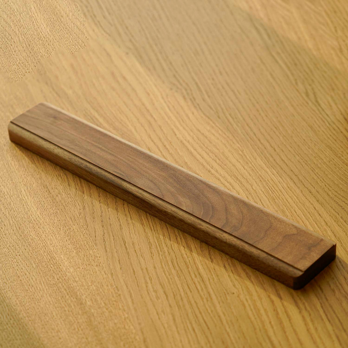 Vägghängd knivmagnet i valnöt