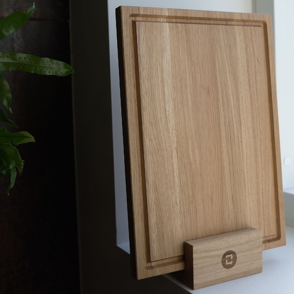 Mellanstor skärbräda i ek 35X25 Cm med saftränna från Qookware