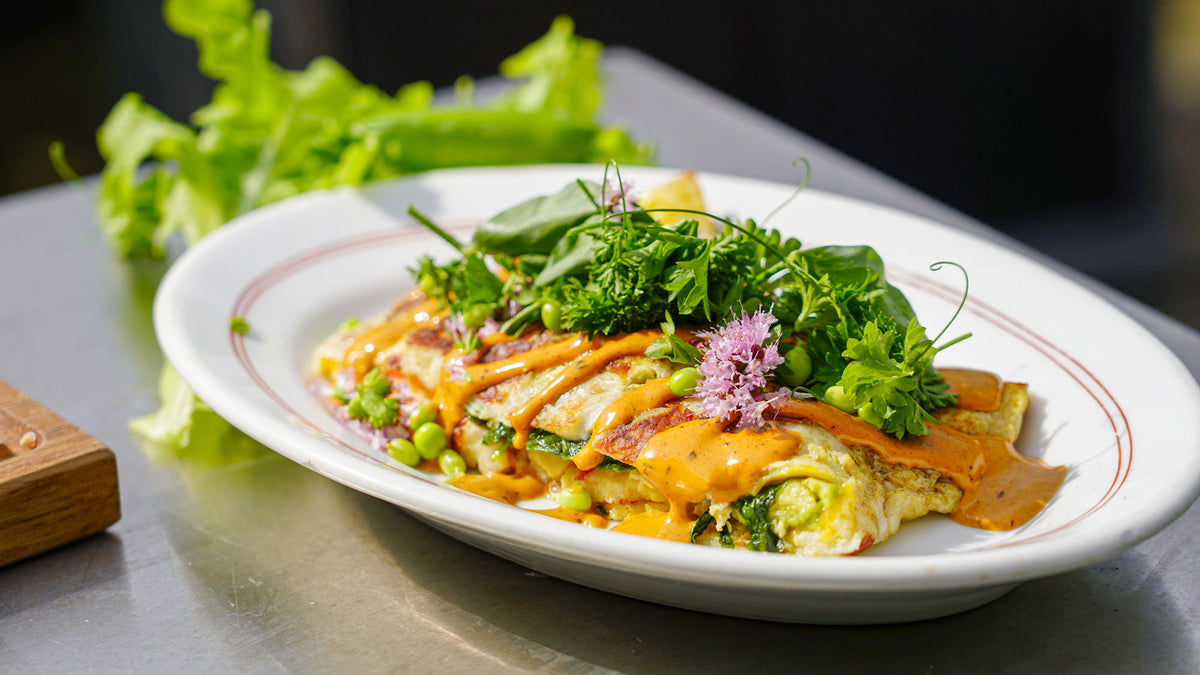 Jätteomelett med krispig halloumi, avokado, tomat och färsk sallad