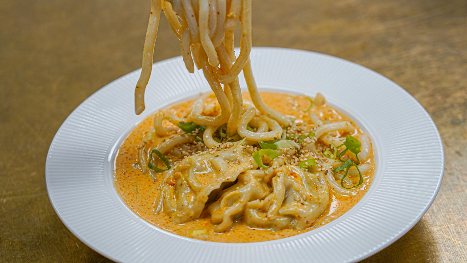 One pot med röd curry, dumplings & udonnudlar