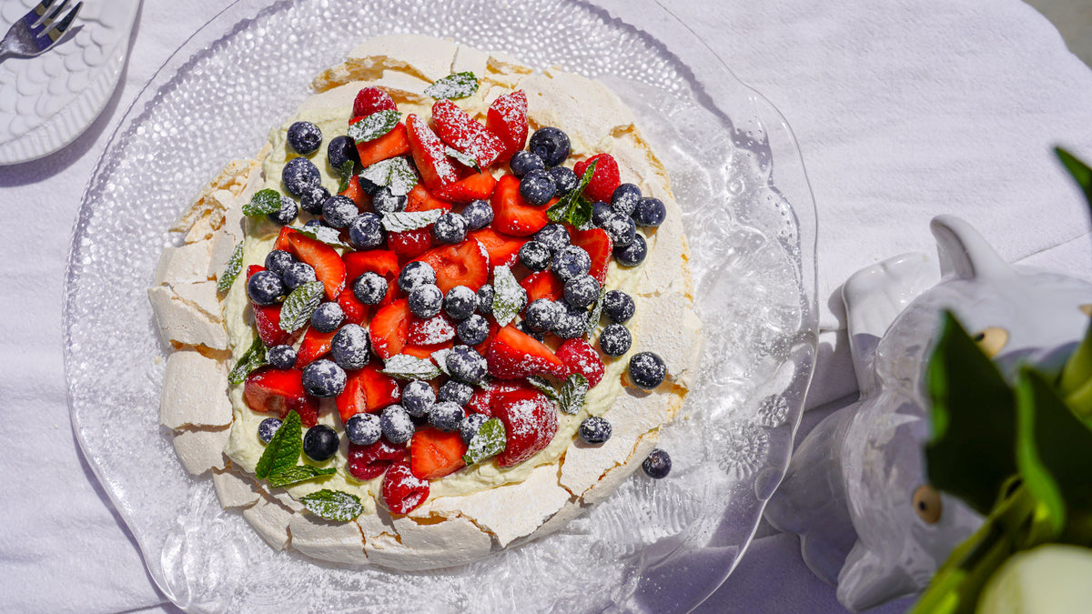 Klassisk pavlova med färska bär & mynta