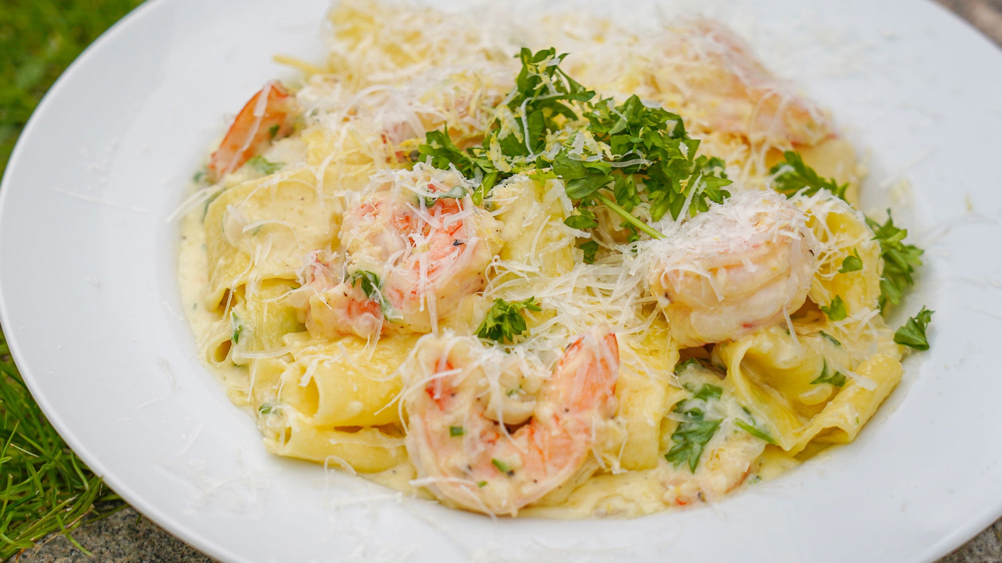 Krämig sommarpasta med citron & jätteräkor