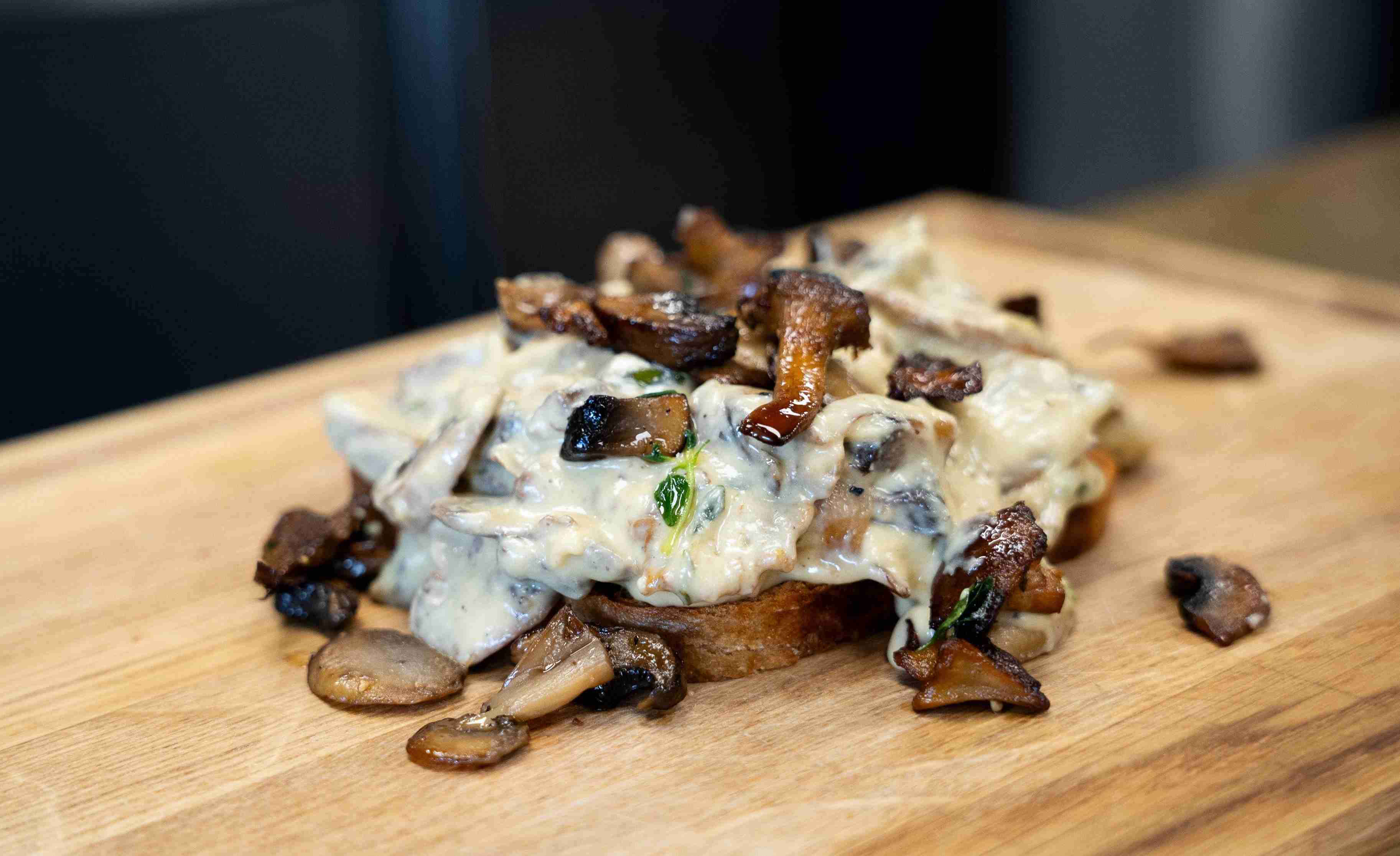 Krämig svamptoast med grädde och timjan