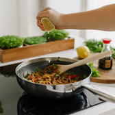 Wok med nudlar på spis